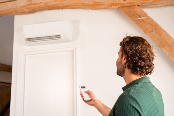 man zet de airco aan